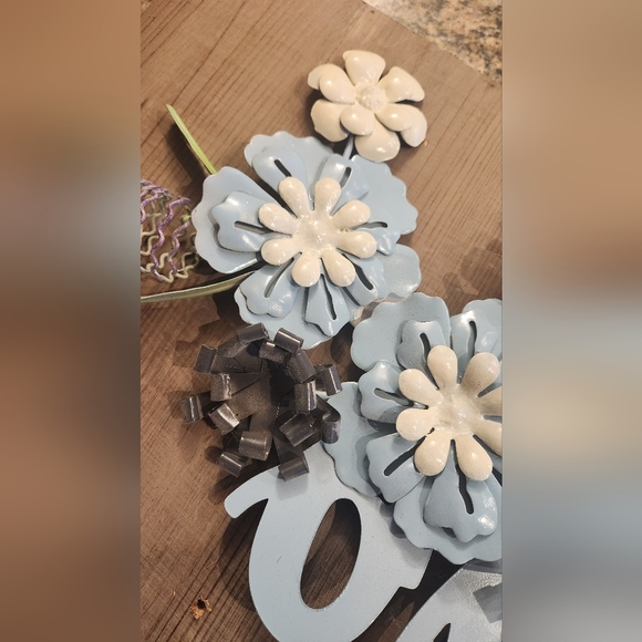 Floral 'Hello' Wall Accent in Blue and Cream - Picture 7 of 8